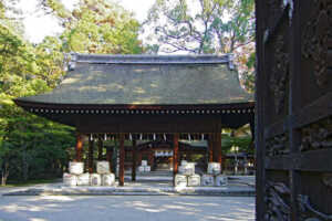 Wikipediaより：豊国神社拝殿と本殿（奥）　